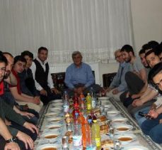 Karaosmanoğlu iftarını öğrenci evinde açtı