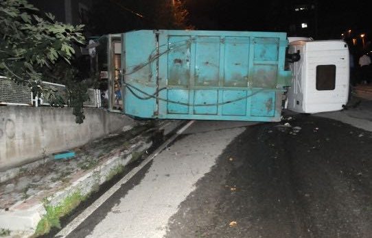 Gebze’de Çöp Kamyonu Devrildi