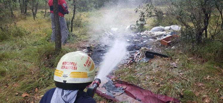 Gebze’de Piknik Alanını Yakıyorlardı