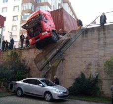 Tır, Düşmekten Son Anda Kurtuldu!