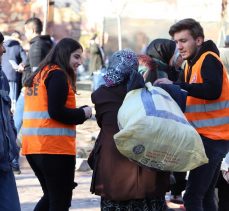 ÖĞRENCİLERDEN YAŞLILARIN YÜZÜNÜ GÜLDÜREN YARDIM