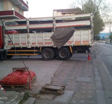 HAL KARŞISINDA KALDIRIM İŞGALİ!