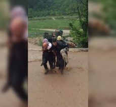 Mahsur Kalanları, Ekipler Sırtında Taşıdı