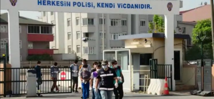 YOLCU OTOBÜSÜNDE 14 KAÇAK YAKALANDI