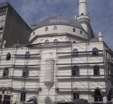 ÇARŞI CAMİNİN CAMLARI TAKILDI