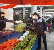 Gebze’de Pazarcılara Koruyucu Maske