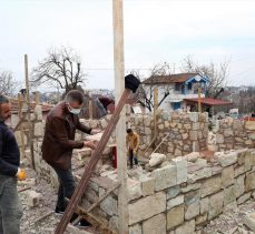 BAŞKAN SEZER TARİHİ YAPININ DUVARINA TAŞ YERLEŞTİRDİ.