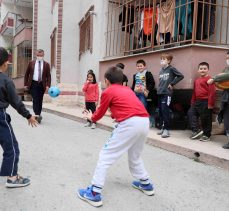 Başkan Büyükakın, çocuklarla futbol ve basketbol oynadı