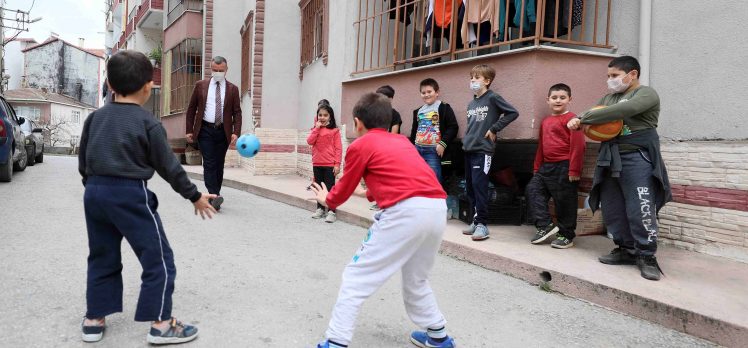 Başkan Büyükakın, çocuklarla futbol ve basketbol oynadı