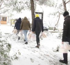 Sıcak yemek yardımı kar yağışında durmadı