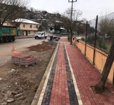 Çarşıbaşı Caddesi’nde refüj bordür ve kaldırım çalışmaları yapılıyor