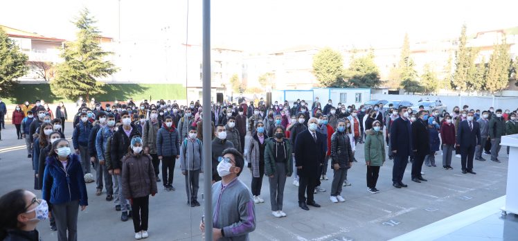 Kara ve Bıyık, öğrencilerle İstiklal Marşı’nı okudu