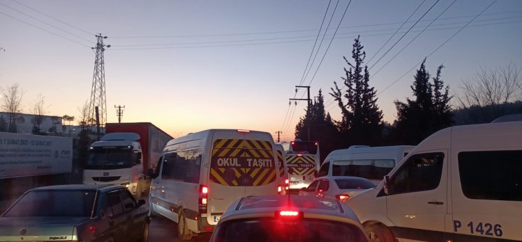 Çayırovalılar trafiğe isyan etti