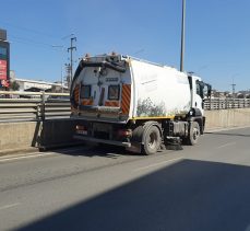 Şehir genelindeki yol, durak ve üst geçitler temizleniyor