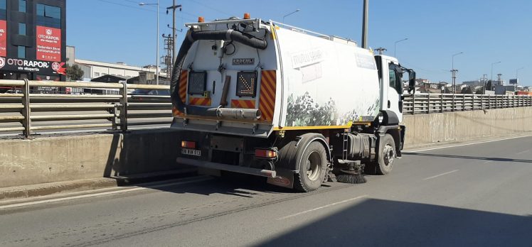 Şehir genelindeki yol, durak ve üst geçitler temizleniyor