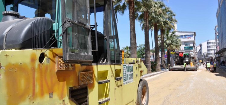 Karamürsel İnönü Caddesi altyapı çalışmaları sonrası asfaltlanıyor