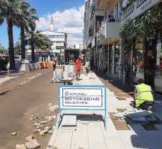 Karamürsel İnönü Caddesi’nde sıra kaldırımlarda