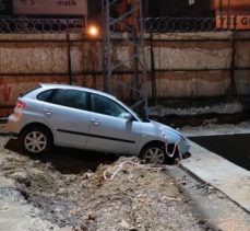 Metro şantiyesinde betona çarpan otomobildeki 2 kişi yaralandı