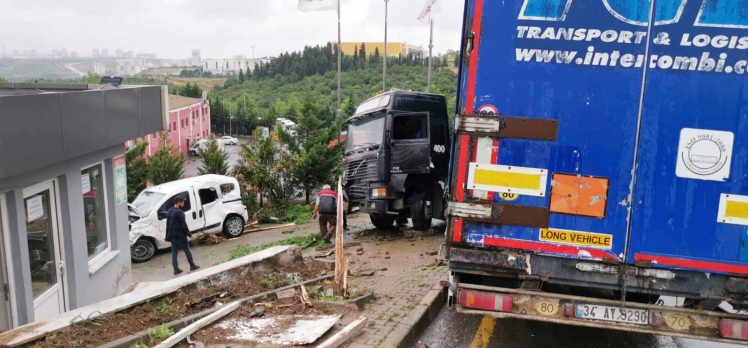 Battaniye yüklü tır, freni boşalınca park halindeki araçlara çarptı!