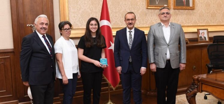 Vali Yavuz, LGS’den 500 Tam Puan Alan Elif Seçkin’i Ödüllendirdi