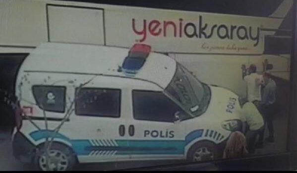 Gebze’de görev yapan bir polis memuru, otobüs terminalinde perona yanaşan bir otobüs ile polis aracı arasında sıkıştı