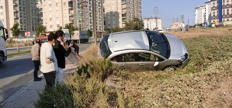 Devrilen Otomobilin Sürücüsü Kazadan Yara Almadan Kurtuldu