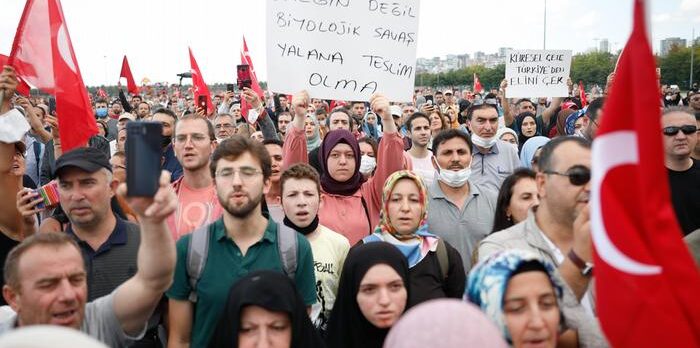 Aşı karşıtlarından maskesiz miting