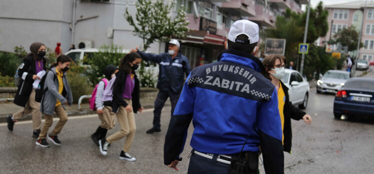 Büyükşehir Zabıtasıyla okul önleri güvende