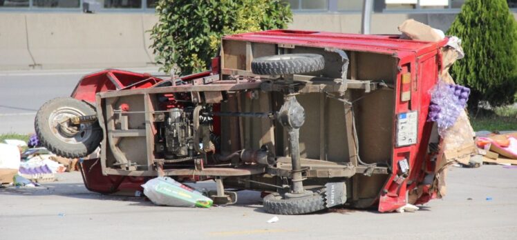 Petrol istasyonuna dalan taksi, hurda aracına çarptı: 1 ölü