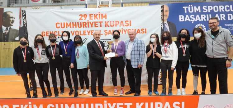 Cumhuriyet Kupası’nda Ödüller Başkan Büyükgöz’den