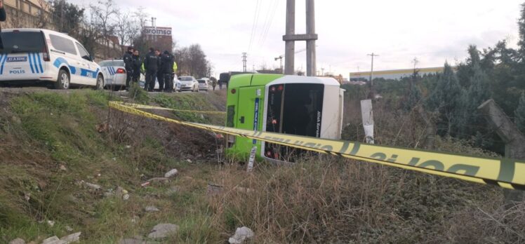 Yolcu dolu midibüs kontrolden çıkarak yol kenarına devrildi