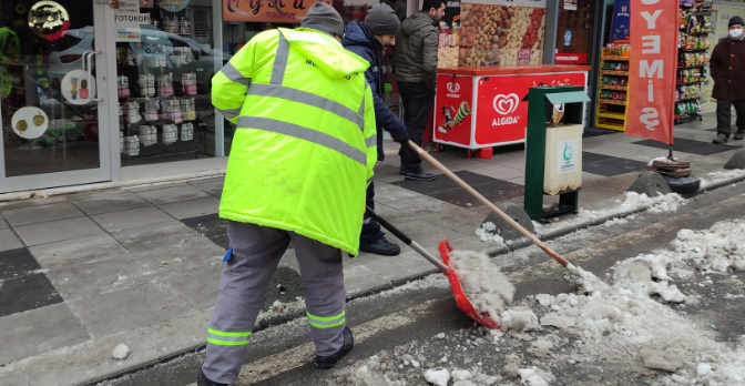 Çayırova’da yollar açık, kaldırımlar temizleniyor