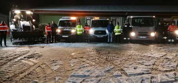 Darıca’da ekipler yolların açık kalması için gece boyu çalıştı