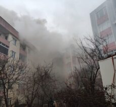 Apartmanda yangın, 2 kişi dumandan etkilendi