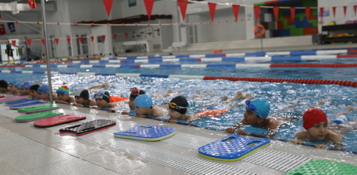 Çayırova yarı olimpik yüzme havuzu çok hareketli￼