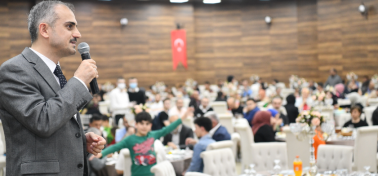 <strong>Çiftçi, Belediye Personeliyle iftar yaptı</strong>