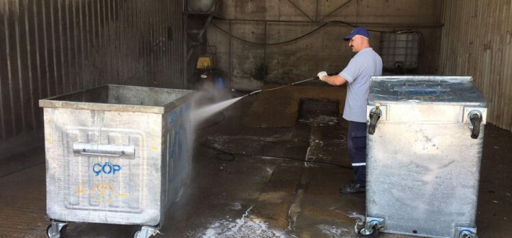 Darıca’da çöp konteynerleri düzenli olarak yıkanıyor