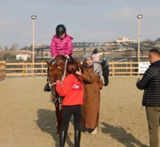 Engelli çocuklar, Darıca’da ata binerek eğlendi