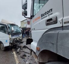 Belediye çöp kamyonuyla beton  mikseri çarpıştı