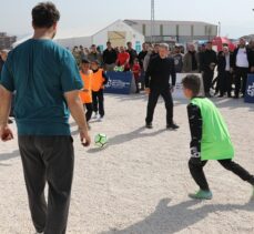 Bakan Akar, Büyükşehir’in çadır kentinde <strong>çocuklarla futbol oynadı</strong>