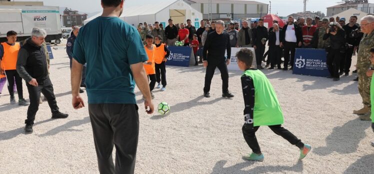 Bakan Akar, Büyükşehir’in çadır kentinde <strong>çocuklarla futbol oynadı</strong>