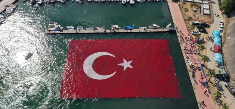 1923 metrekarelik dev Türk bayrağı Darıca’da açıldı