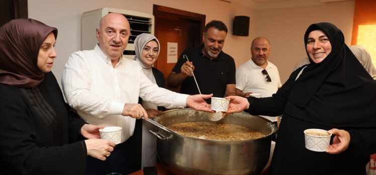 Bıyık ve Şakar Darıca’da aşure dağıttı