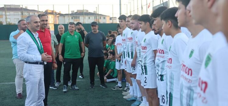 Çiftçi’den genç futbolculara destek…