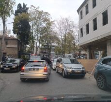 Menzilhane girişine usulsüz park  trafiği tıkıyor