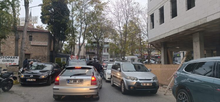 Menzilhane girişine usulsüz park  trafiği tıkıyor